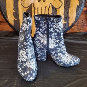 Merona size 6 floral blue heeled boots